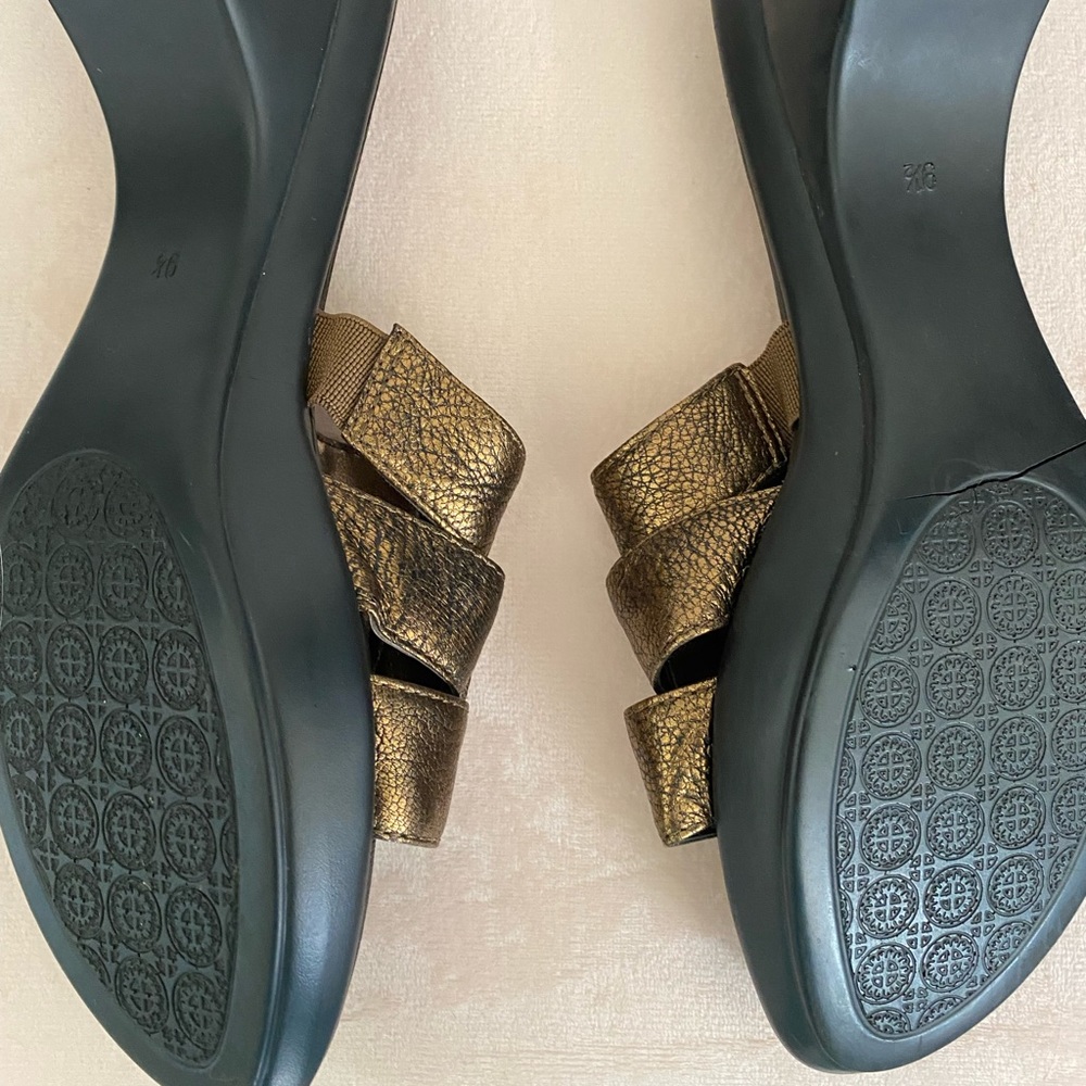 Nine & Co. ladies heeled gold sandals size 9.5